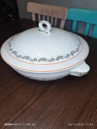 Sopera Francesa Vintage Porcelana Blanca y Dorada