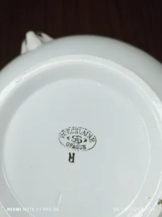 Sopera Francesa Vintage Porcelana Blanca y Dorada