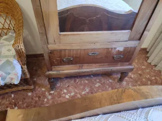 Armario antiguo de madera con espejo