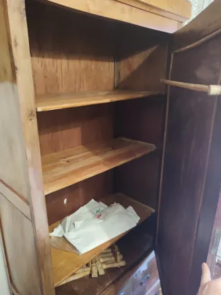 Armario antiguo de madera con espejo