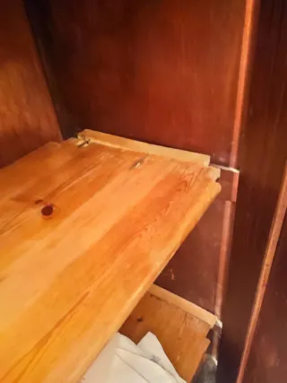 Armario antiguo de madera con espejo