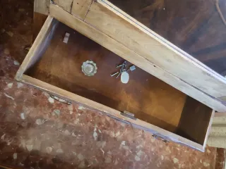 Armario antiguo de madera con espejo