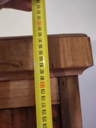 Armario antiguo de madera con espejo