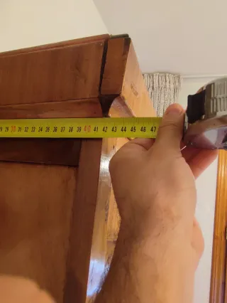 Armario antiguo de madera con espejo