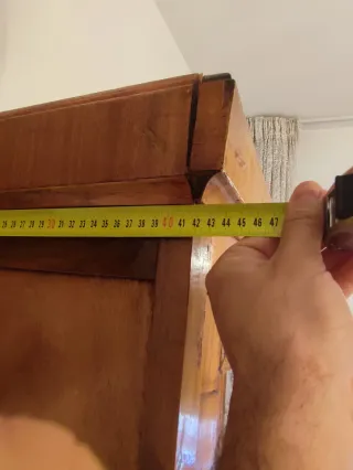 Armario antiguo de madera con espejo