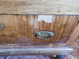 Armario antiguo de madera con espejo