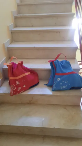 Dos pares de patines en línea con bolsa