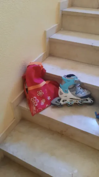 Dos pares de patines en línea con bolsa