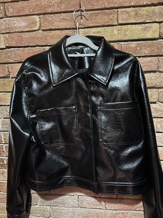 Chaqueta negra efecto piel