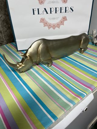 Rinoceronte de madera dorado