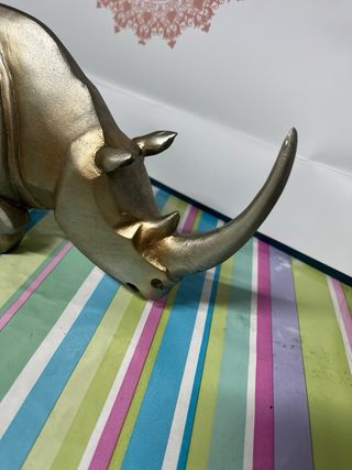 Rinoceronte de madera dorado