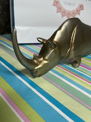 Rinoceronte de madera dorado