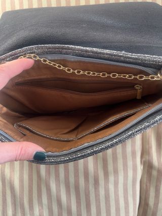 Bolso de mano negro y plateado