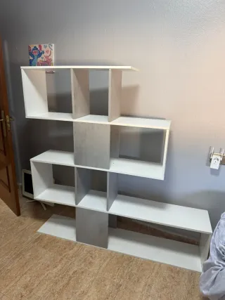 Estantería modular blanca y gris