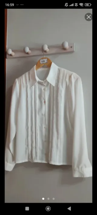 Camisa blanca elegante con pliegues