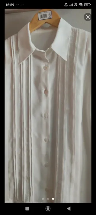 Camisa blanca elegante con pliegues