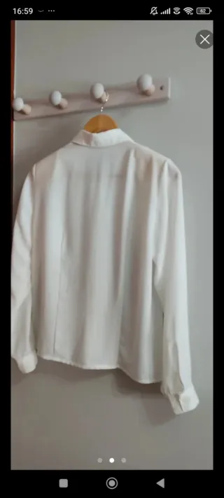 Camisa blanca elegante con pliegues