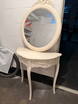 Consola de madera blanca con espejo