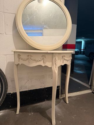 Consola de madera blanca con espejo