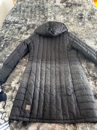 Abrigo acolchado mujer negro y gris