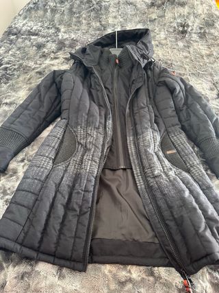 Abrigo acolchado mujer negro y gris