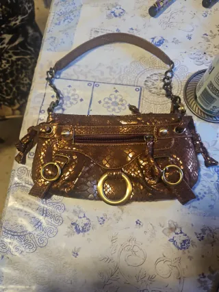Bolso mini marrón con detalles dorados