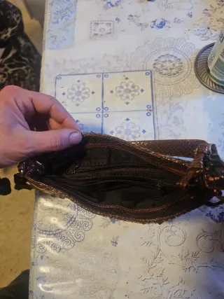 Bolso mini marrón con detalles dorados