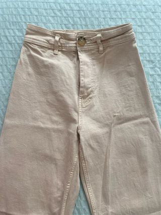 Pantalón campana Stradivarius beige talla 32