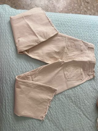 Pantalón campana Stradivarius beige talla 32