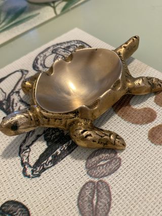 Cenicero de bronce con forma de tortuga