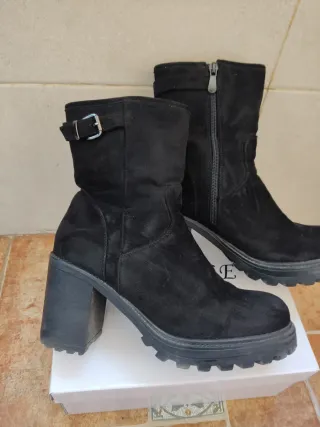 Botas negras tacón con hebilla