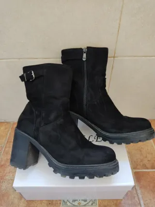 Botas negras tacón con hebilla