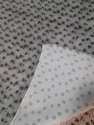 Alfombra de lana beige y negra