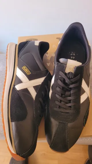 Zapatillas Munich Negras y Blancas