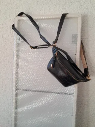 Riñonera negra efecto piel cocodrilo