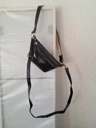 Riñonera negra efecto piel cocodrilo