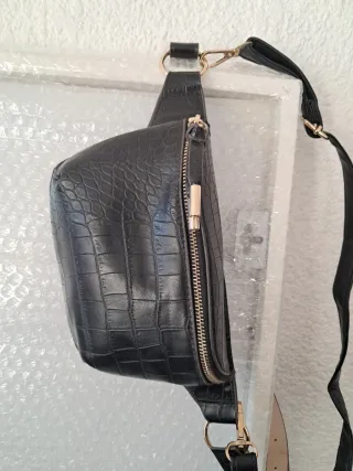 Riñonera negra efecto piel cocodrilo