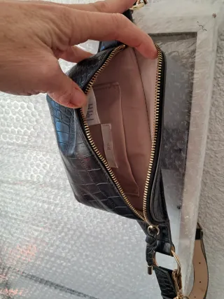 Riñonera negra efecto piel cocodrilo