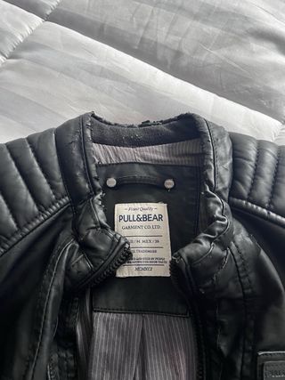 Chaqueta efecto piel Pull&Bear negra
