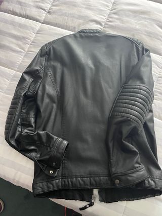 Chaqueta efecto piel Pull&Bear negra