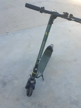 Patinete eléctrico verde