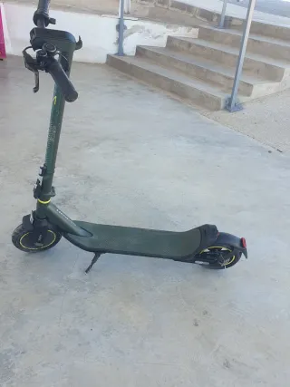 Patinete eléctrico verde