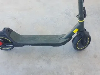 Patinete eléctrico verde