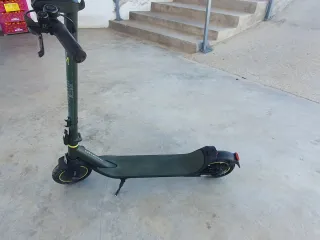 Patinete eléctrico verde