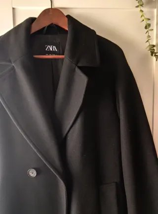 Abrigo negro Zara