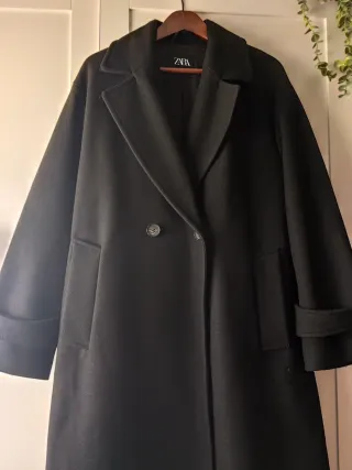 Abrigo negro Zara
