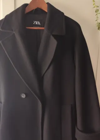 Abrigo negro Zara