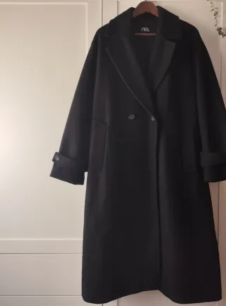 Abrigo negro Zara