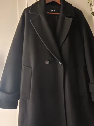 Abrigo negro Zara
