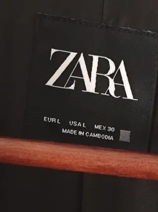 Abrigo negro Zara